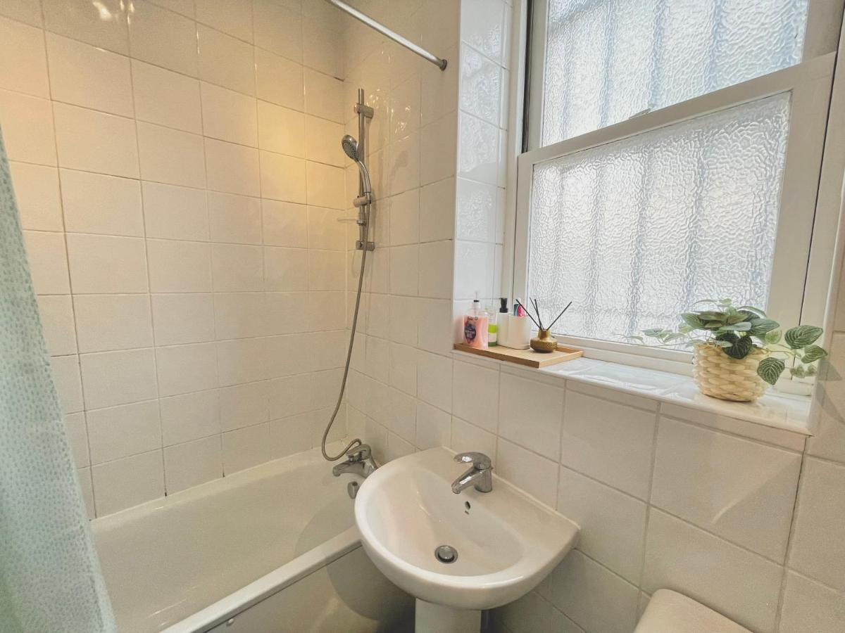 Archway Station Big Bedroom Flat Лондон Екстериор снимка